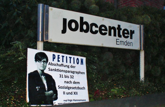 Plakat vor Jobcenter Emden